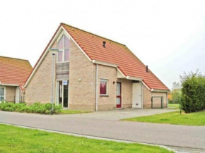Attractive bungalow on the water